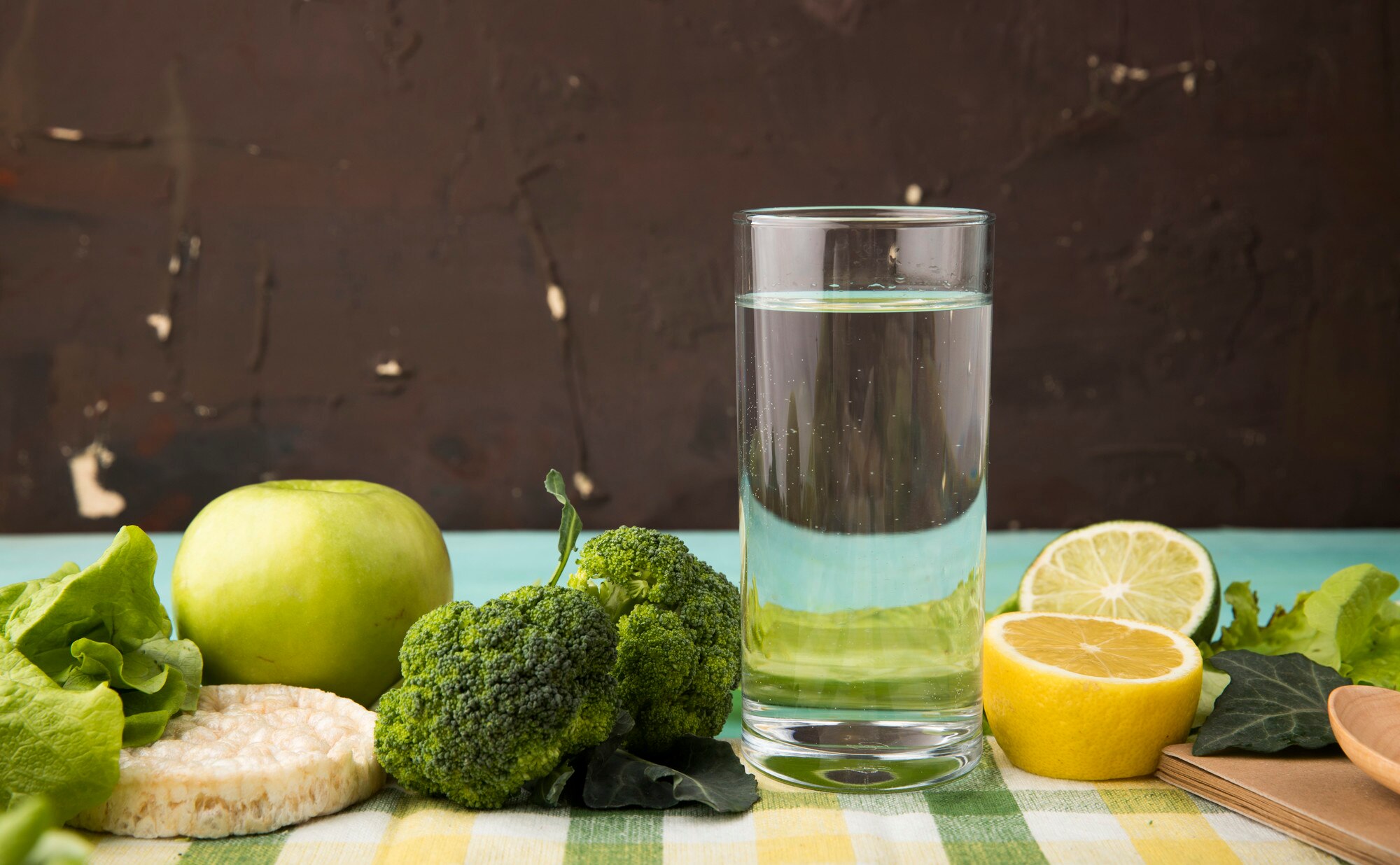 Vaso de agua en la mesa